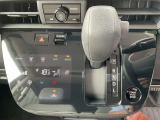 タッチパネルのオートエアコンを装備しています、自動で車内の温度調節してくれる便利な装備です。