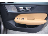 運転席ドアの全景です。キャビンを彩るすべてのものに、機能を形にした美しさが備わっています。