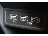 USBオーディオ用ソケットがついていますので携帯電話などを接続すれば音楽等の再生が可能です!充電用ソケットもございます!