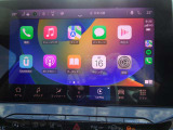 Apple CarPlay、Android Auto 対応。スマホを接続するとタッチスクリーン上でマップ、通話、メッセージ、ミュージックなどのアプリをスマホ同様に操作できるミラースクリーン機能搭載