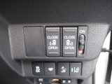 両側電動スライドドアが装備されています。狭い駐車場でも乗り降りがスムーズに行えます。
