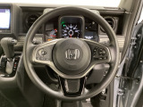 ハンドルにHondaセンシング系のクルーズコントロールやレーンキープアシストなどのスイッチと、オーディオの操作スイッチが装備されています。ハンドルから手を離さず安全に操作できます。