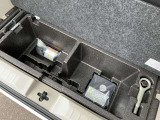 トランクフロアには応急用のパンク修理キットとエアコンプレッサーを備えています。