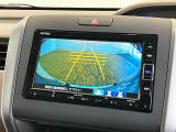 【バックカメラ】リバースにするだけで映ります、後方の安全確認や、狭い駐車場での車庫入れ、雨の日や夜間など視界の悪い時に便利です!安全にバックする為には欠かせない装備です。