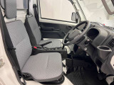 ゆったりと座れる運転席シートですのでストレスなく運転が出来ますよ!