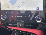 【 左右分離型フルオートエアコン 】運転席と助手席でそれぞれお好みの温度設定が可能で全席にも適切な空調をお届け致します!//