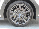 純正18インチアルミホイール。 タイヤサイズは245/40R18