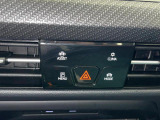 タッチコントロール式3ゾーンフルオートエアコンパネル。運転席、助手席それぞれ独立して温度管理が可能です。花粉やダストを除去するフレッシュエアフィルターも装備され、クリーンな室内環境を保ちます。