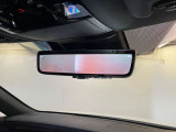 多人数乗車時やお荷物が多いときでも後方視界を確保できる、デジタルインナーミラーが装着されています。