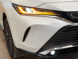 【LEDヘッドライト】悪天候や夜間走行時も良好な視界を確保し安心して運転できる高輝度LEDヘッドライトを装備!点灯速度が早く、消費電力も抑えられています。