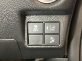 Hondaセンシング用の、VSA(ABS+TCS+横滑り抑制)解除と路外逸脱抑制機能のオンオフスイッチなどはハンドルの右側に装備しています。