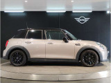 ご納車後も全国約200拠店のMINI正規ディーラーサービス工場にて保証対応いたします。お近くのMINI正規ディーラーをご案内の上、アフターメンテナンスをお受け頂けますので、安心してお乗りいただけます!!