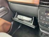 車検証などが収納できるグローブボックスも完備!