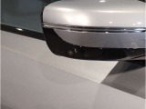 【BMWミラー】視認性の高いスタイリッシュなミラー。自動防眩機能も付いており夜間のドライビングをサポートします。