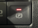 【電動パーキングブレーキ】パーキングブレーキは便利な電動式!ボタン一つで操作でき、アクセルを踏めば自動で解除されます♪レバーやペダルが無いので運転席廻りもすっきりしますね♪