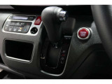 インパネシフトだから視線の移動も少なく足元もスッキリ♪運転席もゆったりしているのでゆとりを持ってドライブできますね!