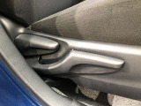 運転席シート座面は上下アジャスター付きです。お好みの位置に調整可能です。