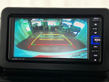 【バックモニター】 駐車時に車両後方の様子を見ることができるので、運転の不安を軽くします。