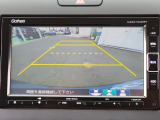 ガイドライン付きバックカメラを装備しているので、慣れない場所での車庫入れも安心です。