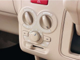 マニュアルエアコンのお車です!直感的な操作で車内の温度を調節することができます!