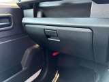 奥行きがある大容量のグローブボックスなので、散らかってしまいがちな運転席・助手席周りもスッキリ片付けられますよ!