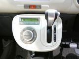 【おしゃれなインパネ】空調やシフトレバーが手元に集約されスムーズに操作可能です。車内を素早く快適な温度に調整してくれ、毎日の移動も快適です。