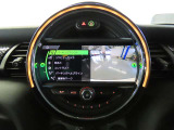 バックカメラ&前後方パークセンサーはリバースシフトに連動し、センターモニター上へ切り替わります。前後方部死角にある障害物等を検知すると警告音で知らせてくれます。