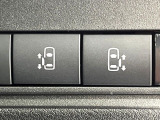 【両側パワースライドドア】スマートキーや運転席のスイッチで後席両側スライドドアの開閉が可能♪電動だから力を入れてドアを開ける必要が無く、小さなお子様でも簡単に開け閉めでき快適です♪