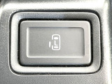 【パワースライドドア】スマートキーや運転席のスイッチでスライドドアの開閉が可能♪電動だから力を入れてドアを開ける必要が無く、小さいお子様でも、重い荷物を持っている時もラクに開け閉めできます♪