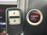 【Hondaスマートキー】カバンやポケットに入れたままでもドアの施錠・解錠が可能なスマートキーを装備。エンジンのオン・オフ時もカギを取り出す必要が無いからとっても便利です♪