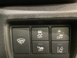 Hondaセンシング用の、VSA(ABS+TCS+横滑り抑制)解除と路外逸脱抑制機能のオンオフスイッチなどはハンドルの右側に装備しています。