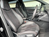 ●前席:ゆったりとしたドライバースペースで、長時間の運転でも快適にお過ごしいただけます。