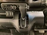 CVT車のセレクトレバーです。低速から高速まで、変速ショックのないスムーズな走りを実現するとともに、エンジン効率のよい領域を維持することで燃費にも貢献します。