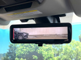 【スマートリヤビューミラー】後席の大きな荷物や同乗者で後方が確認しづらい時でも安心!カメラが撮影した車両後方の映像をルームミラー内に表示。クリアな視界で状況の確認が可能です!