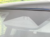 【スズキ セーフティサポート】走行中に前方の車両等を認識し、衝突しそうな時は警報とブレーキで衝突回避と被害軽減をアシスト。より安全にドライブをお楽しみいただけます。