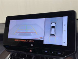 バックモニター付なので後退時に後方が見えるので安心。 車は構造上、死角がたくさんなので万が一を考えると必須ですね。 あくまで補助の為の装備、バックは目視で確認する事が重要ですよ。
