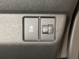 ハンドルの右側にはヘットライトリベライザーとVSA(ABS+TCS+横滑り抑制)の解除スイッチがついています。ヘッドライトリベライザーは道路状況や積荷の加重に応じてライトの高さを調節できます。
