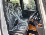 毎日過ごす運転席は要チェック。シートのへたり・擦れ、視界のイメージまで伝わる重要ポイント。