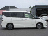 LDW(車線逸脱警報)運転者が意図せず走行車線から逸脱しそうなとき、警報によって注意を促します。