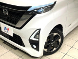 【LEDヘッドライト】悪天候や夜間走行時も良好な視界を確保し安心して運転できる高輝度LEDヘッドライトを装備!点灯速度が早く、消費電力も抑えられています。