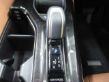 スムーズな操作で快適に運転を楽しめるよう、シフトポジションを電動で制御するエレクトロシフトマチックを採用