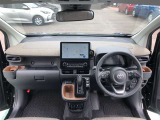シンプルながら機能性溢れる運転席廻りです。視界性もよく、運転しやすいですよ。