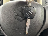 【キーレス】少し離れた場所からでもボタン一つでドアの開錠・施錠ができるのでとっても便利!ドアの鍵穴周りに傷をつけることもありません♪