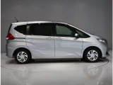 後ろが両側スライドドア(両側とも電動タイプ)です!スライドドアのお車ですと、狭いスペースでも乗り降りしやすいです。
