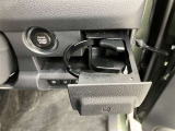格納式のドリンクホルダー付きです。ドリンクホルダーとしてはもちろん、スマホや長財布を収納することだってできますよ。