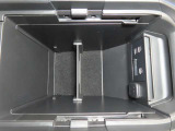 USBポートを二口備えていますので、運転席と助手席、それぞれのスマホや電子小物を同時に充電可能です。