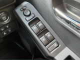 運転席ドアのウインドウ操作スイッチです。すべてのウインドウの開閉操作が可能です。また、ドアミラーはオート開閉なので、ドアロックで自動で閉じ、エンジンスタートで自動で開きます。