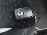 スマートキーです。バッグやポケットに携帯していれば、キーを取り出さなくてもドアの解錠・施錠ができます。ハイブリッドシステムの起動はブレーキを踏みながらパワースイッチをワンプッシュするだけです。