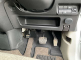 駐車ブレーキは足踏み式です