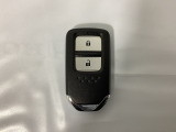 スマートキーを装備しています。鍵を差し込むことなくドアロックの開け閉めと、スタートボタン操作でのエンジンスタートができます。